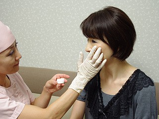 麻酔クリームを塗る様子