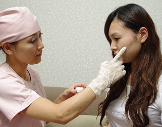 麻酔クリームを塗る様子