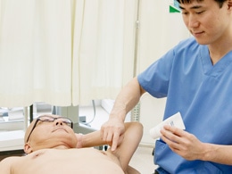 麻酔クリームを塗る様子