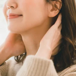 美容皮膚科医が教える首のしわをなくす方法5選！即効性あるクリニックでの治療法も紹介！